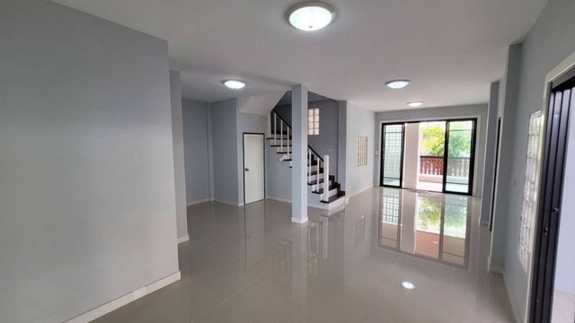 ขายบ้านปิยวรารมย์  รีโนเวทใหม่หมด ใกล้รถไฟสายสีม่วง ใกล้เซ็นทรัลเวสต์เกต บรรยากาศดี สงบมาก ปลอดภัย ถูกสุดในโครงการ กู้ฟรี โอนฟรี นนทบุรี